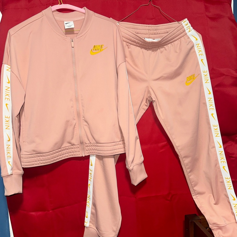 NIKE ROSE GOLD GIRLS TRACKSUIT
Size XL (Girls)
Excellent condition, barely worn
